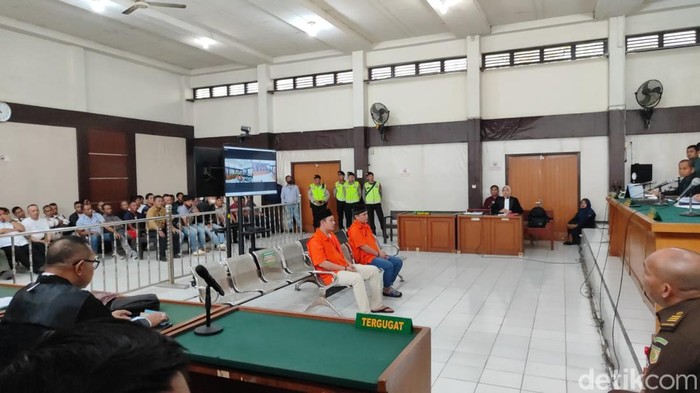 Sidang perdana dua terdakwa Ariyansyah dan Arwandi kasus pembunuhan adik Bupati Musi Rawas Utara.