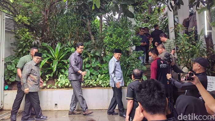 Sofyan Djalil-JK ke Rumah Duka Rizal Ramli, Kenang Sosok Rajawali Ngepret