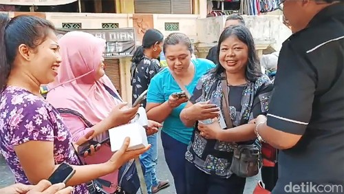 Ibu-ibu pedagang pasar di area pasar seni Semarapura, Klungkung, antusias cek DPT online berhadiah yang digelar pada Rabu (3/1/2024). (foto : putu krista/detikBali).