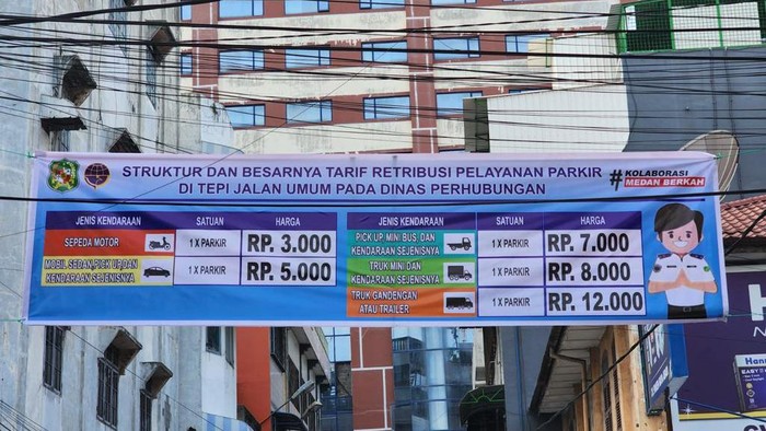 Spanduk pengumuman kenaikan tarif parkir di Medan. (Foto: Istimewa)