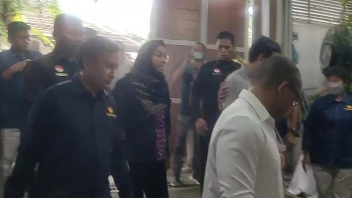 Sri Mulyani (kerudung hitam) melayat ke rumah duka Rizal Ramli (Annisa/detikcom)