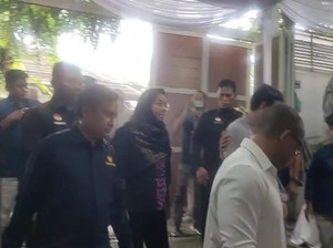 Menkeu Sri Mulyani Melayat ke Rumah Duka Rizal Ramli