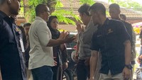Menkeu Sri Mulyani melayat ke rumah alm. Rizal Ramli. Dulu Sri Mulyani pernah panas dengan Rizal Ramli soal utang pemerintah, bahkan Rizal pernah menjuluki Sri Mulyani sebagai Ratu Utang. Foto: Anisa Indraini/detikcom