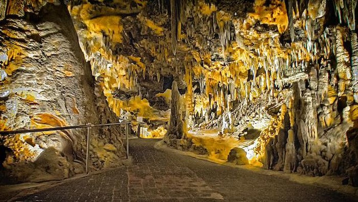 Stalagmit dan stalaktit dalam gua.