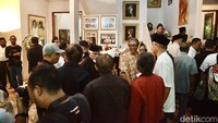 Para pelayat terus berdatangan ke rumah duka Rizal Ramli.