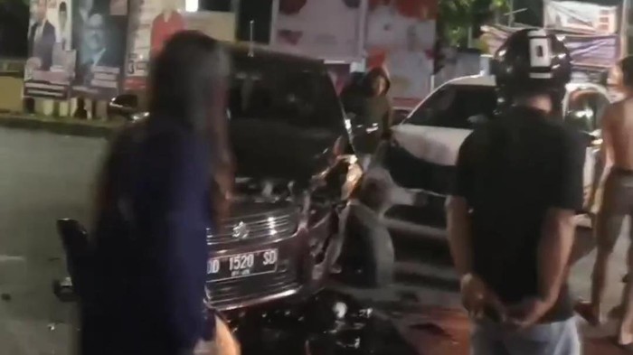 Tabrakan 2 mobil di Jalan Sungai Saddang, Makassar, Sulsel.