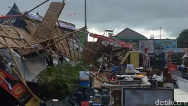 Tangkapan layar kondisi stand makanan di Terminal Tirtonadi, Kota Solo, yang ambruk diterjang angin kencang, Rabu (3/1/2024) siang.