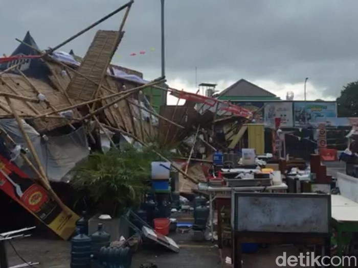 Tangkapan layar kondisi stand makanan di Terminal Tirtonadi, Kota Solo, yang ambruk diterjang angin kencang, Rabu (3/1/2024) siang.