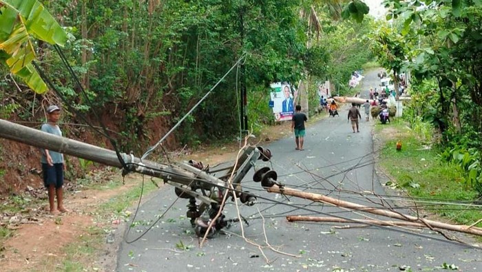 Tiang listrik yang roboh di Jalan Patuk-Dlingo KM.9 Pancuran, Terong, Dlingo, Bantul, Rabu (3/1/2024).