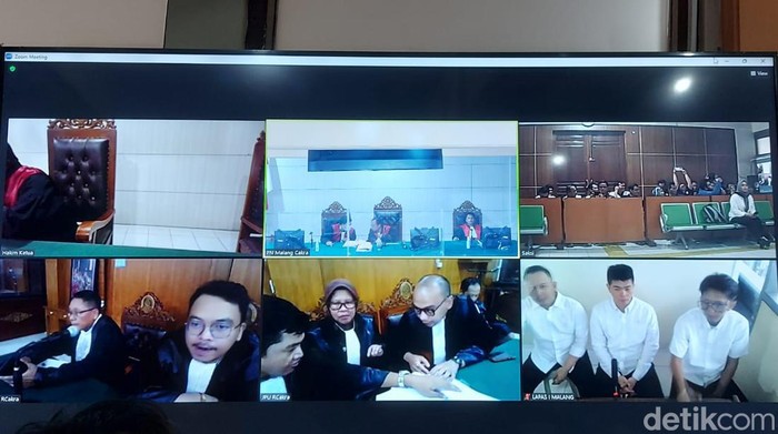 Tiga terdakwa robot trading ATG (pojok bawah kanan layar) saat ikuti sidang tuntutan di PN Malang secara virtual.