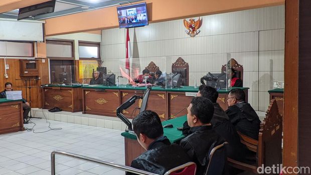 Tiga terdakwa robot trading ATG (pojok bawah kanan layar) saat ikuti sidang tuntutan di PN Malang secara virtual.