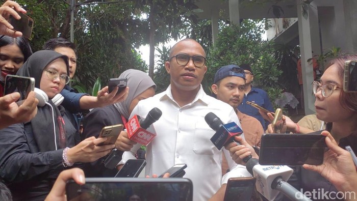 Tim Komunikasi Keluarga Rizal Ramli, Yos Nggarang
