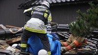 Tim penyelamat gabungan melakukan pencarian korban gempa di Prefektur Ishikawa. AP Photo/Hiro Komae.