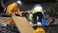 Operasi penyelamatan terus berlangsung di area Ishikawa yang terdampak gempa paling parah. AP Photo/Hiro Komae.