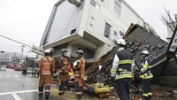 Per Jumat (5/1), jumlah korban tewas bertambah menjadi 92 orang. Sementara 242 orang masih dinyatakan hilang. Gempa utama yang kuat, diikuti ratusan gempa susulan, melukai sedikitnya 330 orang. Jepang mengalami ratusan gempa bumi setiap tahun dan sebagian besar tidak menyebabkan kerusakan, dengan peraturan bangunan yang ketat yang diterapkan selama lebih dari empat dekade. Kyodo News via AP