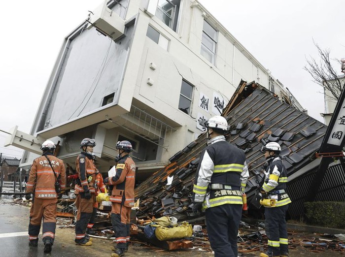 Tim penyelamat gabungan terus melakukan pencarian korban gempa di Jepang, Rabu (3/1/2024). Pencarian dilakukan di reruntuhan bangunan.