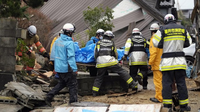Tim penyelamat gabungan terus melakukan pencarian korban gempa di Jepang, Rabu (3/1/2024). Pencarian dilakukan di reruntuhan bangunan.