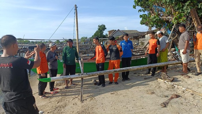 Tim SAR mengevakuasi nelayan terdampar di Perairan Takalar, Sulsel.