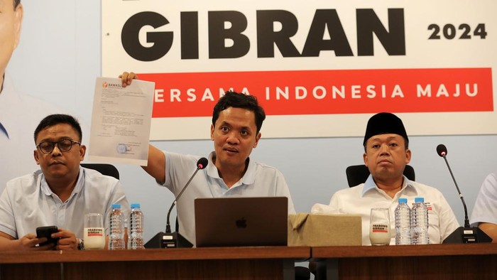 TKN Beri Penjelasan Terkait Pemanggilan Gibran oleh Bawaslu Jakpus TKN Prabowo-Gibran menggelar jumpa pers di Media Center, Jakarta Selatan, Selasa (2/1/2024). Jumpa pers itu terkait pemanggilan Gibran oleh Bawaslu Jakarta Pusat.