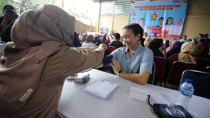 TKN Prabowo-Gibran menggelar pemeriksaan kesehatan gratis di Palmerah, Jakarta, Rabu (3/1/2024). Kegiatan itu dihadiri oleh caleg Gerindra, Rahayu Saraswati.