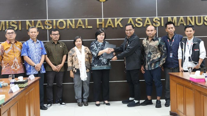 TPN Ganjar Pranowo dan Mahfud Md melaporkan kasus penganiayaan yang terjadi kepada relawan oleh oknum anggota TNI di Boyolali Jawa Tengah, ke Komnas HAM. (dok Komnas HAM).