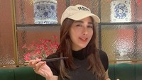 Sebagai penggemar makanan dan minuman hangat, hotpot menjadi salah satu daftar menu favoritnya. Kuah kolagen dan mala dipesannya untuk menghangatkan tubuh. Foto: Instagram/ucie_sucita