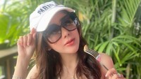 Ucie Sucita senang menikmati waktu brunch. Seporsi Egg Benedict dipesannya untuk mengisi perut. Foto: Instagram/ucie_sucita