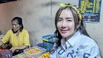 Gaya Ucie Sucita Ngeteh Mewah hingga Nikmati Jajanan Kaki Lima