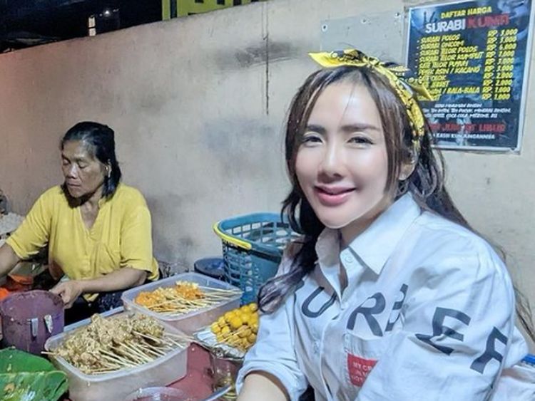 Gaya Ucie Sucita Ngeteh Mewah hingga Nikmati Jajanan Kaki Lima