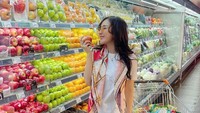 Di tengah waktu sibuknya, Ucie Sucita menyempatkan diri untuk membeli kebutuhan pribadi. Buah-buahan di supermarket dipilihnya sendiri dengan tangannya. Foto: Instagram/ucie_sucita