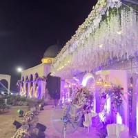 Video yang diunggah juga memperlihatkan dekorasi megah pernikahan tema Palestina ini berupa replika masjid Al-Aqsa. Replika masjid tersebut untuk menjadi pengingat agar tidak lupa dengan saudara sesama muslim yang berada di Palestina. Menurut akun TikTok @ayidh_mua, dekorasi replika Masjid Al Aqsa itu dibuat sekitar tiga bulan, khusus untuk acara pernikahan tersebut. Tendanya juga tidak kalah cantik di acara pernikahan malam ini, mantul banget tamunya juga 8000an Masya Allah, takjub @ayidh_mua. Foto: Dok. TikTok @ayidh_mua.