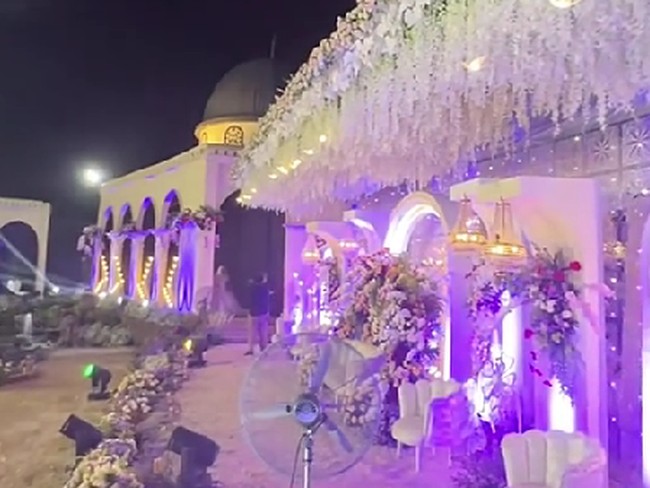 Video yang diunggah juga memperlihatkan dekorasi megah pernikahan tema Palestina ini berupa replika masjid Al-Aqsa. Replika masjid tersebut untuk menjadi pengingat agar tidak lupa dengan saudara sesama muslim yang berada di Palestina. Menurut akun TikTok @ayidh_mua, dekorasi replika Masjid Al Aqsa itu dibuat sekitar tiga bulan, khusus untuk acara pernikahan tersebut. Tendanya juga tidak kalah cantik di acara pernikahan malam ini, mantul banget tamunya juga 8000an Masya Allah, takjub @ayidh_mua. Foto: Dok. TikTok @ayidh_mua.