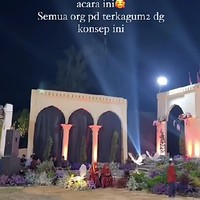 Akun TikTok @ayidh_mua mengaku kagum dengan dekorasi pernikahan tersebut karena mengusung tema Palestina. Panggung ini bikin sendiri bersama alumni dan santri-santri PP Al Aziziyah 2 Bangkalan terbuat dari pondasi semen bukan panggung besi. Mana lengkap dengan kolam air mancur juga dan kerikil-kerilik putih, nuansa alamnya Masya Allah jempol banget, jelasnya. Foto: Dok. TikTok @ayidh_mua.