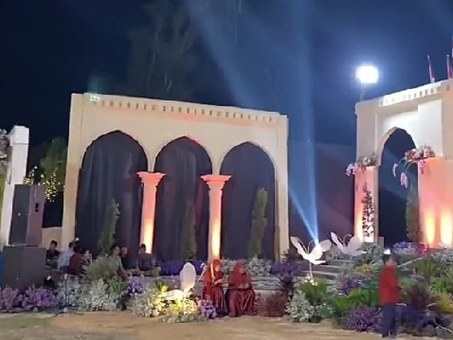 Akun TikTok @ayidh_mua mengaku kagum dengan dekorasi pernikahan tersebut karena mengusung tema Palestina. Panggung ini bikin sendiri bersama alumni dan santri-santri PP Al Aziziyah 2 Bangkalan terbuat dari pondasi semen bukan panggung besi. Mana lengkap dengan kolam air mancur juga dan kerikil-kerilik putih, nuansa alamnya Masya Allah jempol banget, jelasnya. Foto: Dok. TikTok @ayidh_mua.