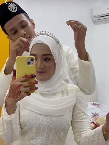 Viral pengantin pria duduk seorang diri di atas pelaminan, membuat warganet bertanya-tanya