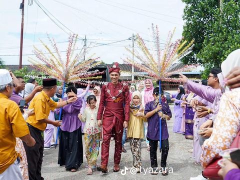 Viral pengantin pria duduk seorang diri di atas pelaminan, membuat warganet bertanya-tanya