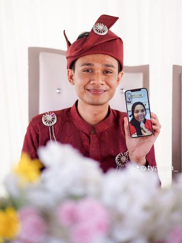 Viral pengantin pria duduk seorang diri di atas pelaminan, membuat warganet bertanya-tanya