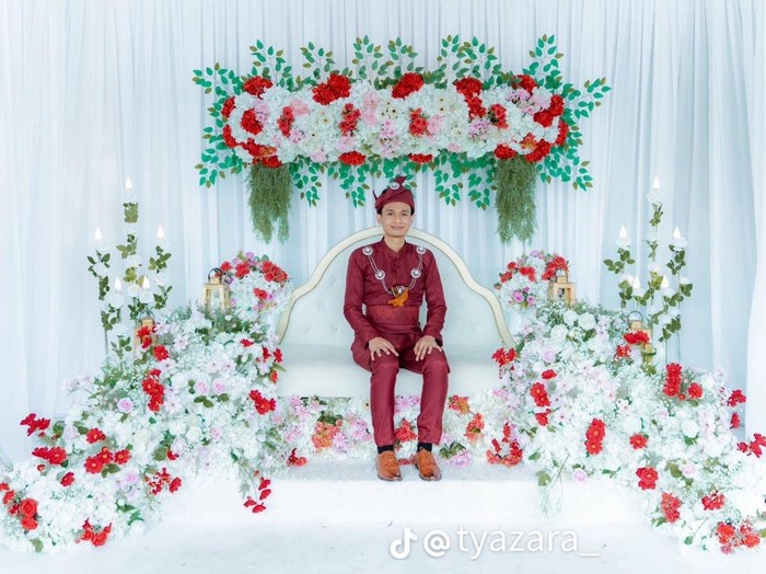 Viral pengantin pria duduk seorang diri di atas pelaminan, membuat warganet bertanya-tanya