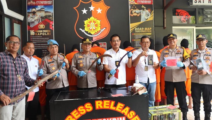 Wakapolres Kompol Asep rilis geng motor aniaya korban dan curi HP.