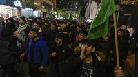 Kelompok Hizbullah di Lebanon menjanjikan pembalasan atas syahidnya Al-Arouri di wilayah mereka tersebut. (AP/Majdi Mohammed) 