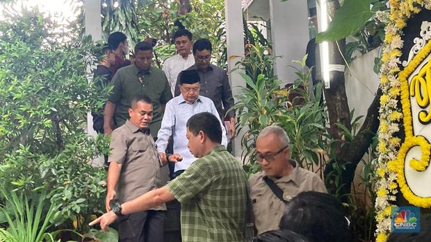 Wakil Presiden Ke-10 dan ke-12 Jusuf Kalla saat di rumah duka Rizal Ramli. (CNBC Indonesia/ Mentari Puspadini)