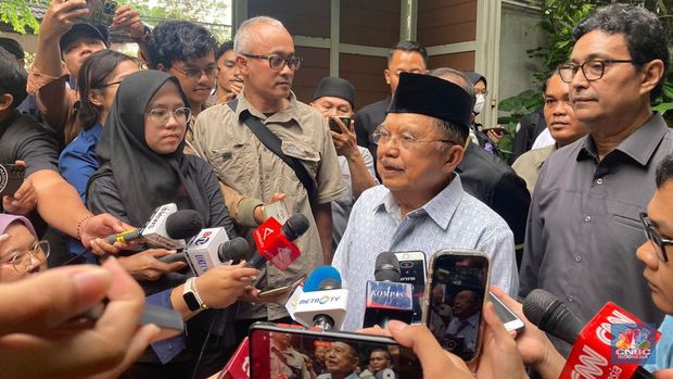 Wakil Presiden Ke-10 dan ke-12 Jusuf Kalla saat di rumah duka Rizal Ramli. (CNBC Indonesia/ Mentari Puspadini)