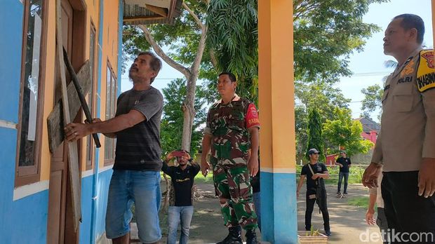 Warga buka segel SDN 061 Tapparang di Kabupaten Polman, Sulbar.