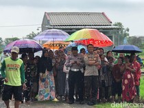 Warga Rela Kehujanan demi Nonton Rekonstruksi Pembunuhan Sadis di Gresik