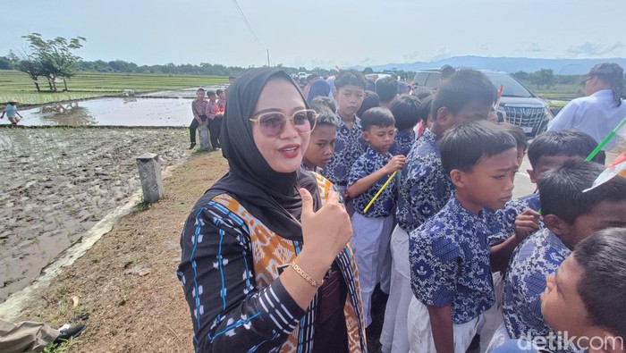Yuli Untari bersama siswanya usai foto bersama Presiden Jokowi dalam kunjungannya di Desa Sokaraja Kidul, Kecamatan Sokaraja, Kabupaten Banyumas, Rabu (3/1/2024).