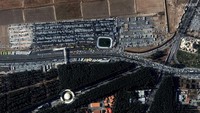 Ledakan tersebut terjadi di dekat sebuah pemakaman di Masjid Saheb al-Zaman di Kerman, kampung halaman Soleimani. Ada dua ledakan yang berjarak 15 menit. Satellite image ©2023 Maxar Technologies via AP.
