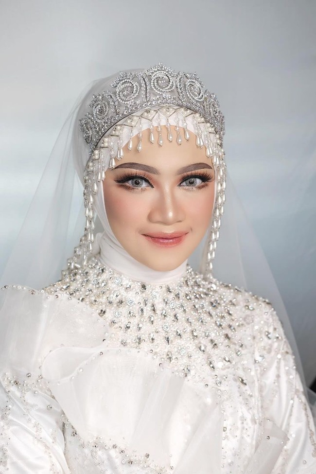 Wolipop sudah menghubungi Aida Fithriyah yang merias pengantin dan mengunggah acara pernikahan tersebut di TikTok. Aida mengatakan mempelai wanita dalam acara pernikahan tersebut merupakan putri dari Kyai Saiful Qohhar Thobroni dan Bunyai Rofiah Nuril Ismah Abdul Adhim bernama Ning Eva. Ayah mempelai wanita, Kyai Saiful Qohhar Thobroni merupakan pengasuh Pondok Pesantren Raudhatul Mutaallimin Al-Aziziyah 1 Sebaneh, Bangkalan, Madura. Foto: Dok. Permana Fotografer.