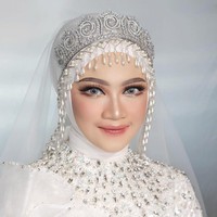 Wolipop sudah menghubungi Aida Fithriyah yang merias pengantin dan mengunggah acara pernikahan tersebut di TikTok. Aida mengatakan mempelai wanita dalam acara pernikahan tersebut merupakan putri dari Kyai Saiful Qohhar Thobroni dan Bunyai Rofiah Nuril Ismah Abdul Adhim bernama Ning Eva. Ayah mempelai wanita, Kyai Saiful Qohhar Thobroni merupakan pengasuh Pondok Pesantren Raudhatul Mutaallimin Al-Aziziyah 1 Sebaneh, Bangkalan, Madura. Foto: Dok. Permana Fotografer.