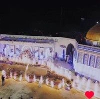 Dalam unggahannya, makeup artist itu juga memperlihatkan luasnya arena pesta pernikahan tema Palestina ini. Tampak pernikahan digelar indoor dan outdoor. Pelaminannya didekorasi cantik bernuansa putih dengan lampu sorot warna ungu. Ada juga hiasan kembang api yang mengelilingi sekitar pelaminan. Foto: Dok. Permana Fotografer.