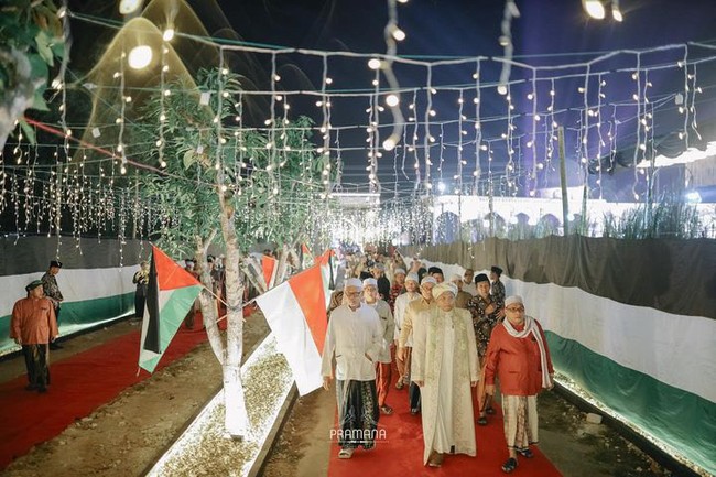 Pernikahan tema Palestina ini mulai viral berawal dari unggahan akun TikTok @ayidh_mua. Dalam video yang diunggah terlihat, mulai dari pintu masuk sudah ada bendera Indonesia dan Palestina. Ada dua jalur di pintu masuk utama acara pernikahan, yaitu jalur pria dan wanita. Terdapat hiasan lampu dan karpet merah pada area masuk pernikahan.🥰belum bisa move on pernikahan terniat dan termegah di pengujung 2023 pengantin perempuannya juga hafidzoh masyallah #fup #qyzbca #alaziziyahsebaneh, tulis keterangan @ayidh_mua dalam unggahannya. Foto: Dok. Permana Fotografer.